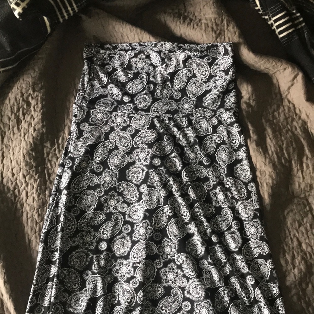 LuLaRoe Black & White paisley printed maxi skirt